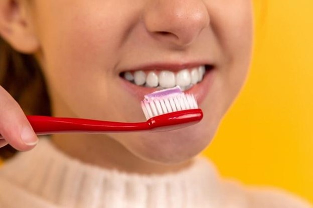 Cura dei denti: come sbiancare i denti ed il corretto uso del dentifricio sbiancante