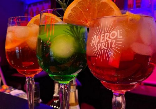A Milano ha aperto l’Orange Spritz Bar, la prima spritzeria in città