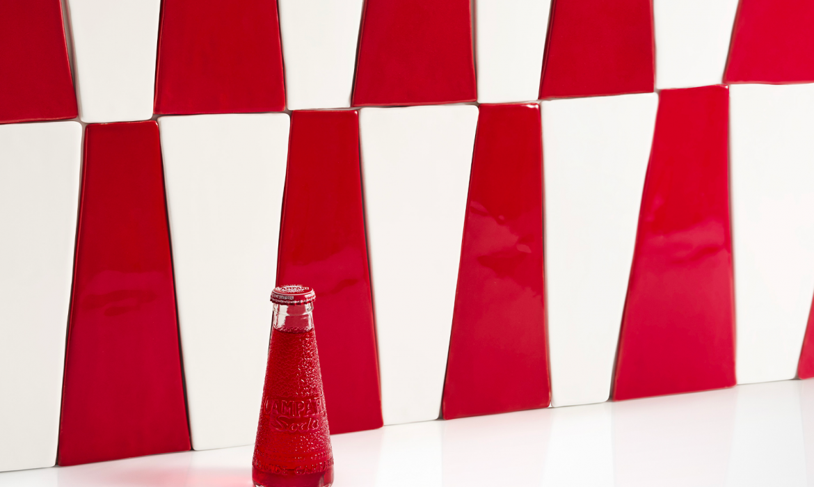 Fabrica per Campari Soda: l’iconica bottiglia diventa un pezzo di design