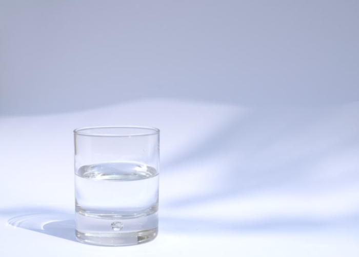 Bere l’acqua prima dei pasti fa dimagrire? Parola di un nutrizionista