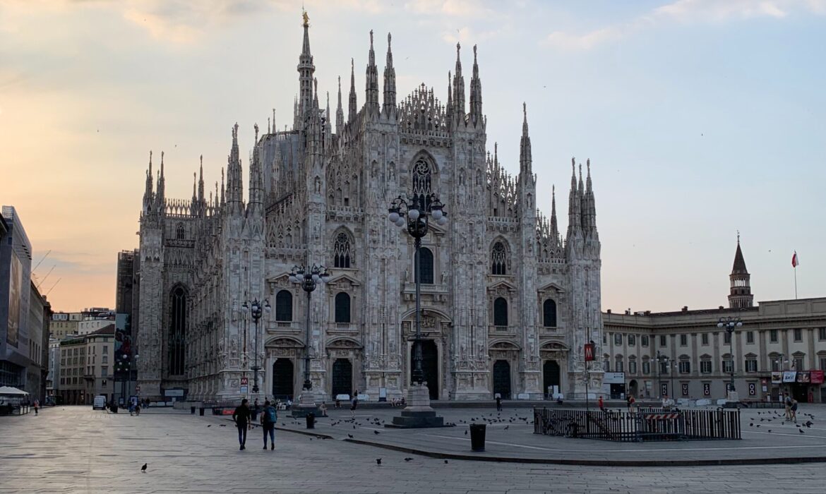 La Toscana arriva nel cuore di Milano: sbocciano le peonie in piazza Duomo