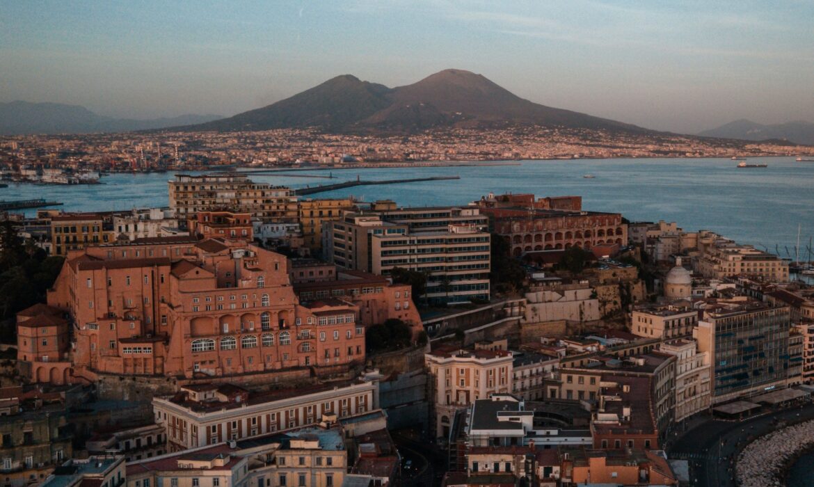 Napoli, Voiello celebra la città con il murale “Partenope, madre dei quartieri di Napoli”