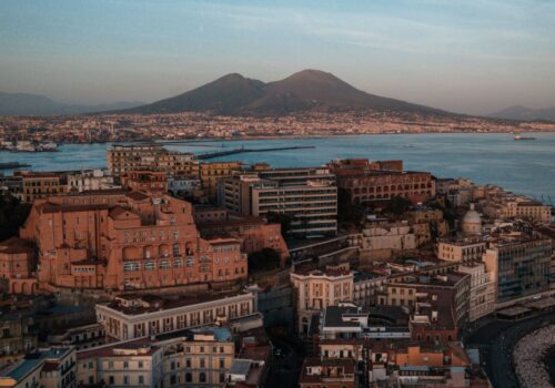 Napoli, Voiello celebra la città con il murale “Partenope, madre dei quartieri di Napoli”