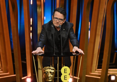 BAFTA 2024, Michael J. Fox a sorpresa sul palco per premiare Nolan: “Il cinema ti cambia la vita”