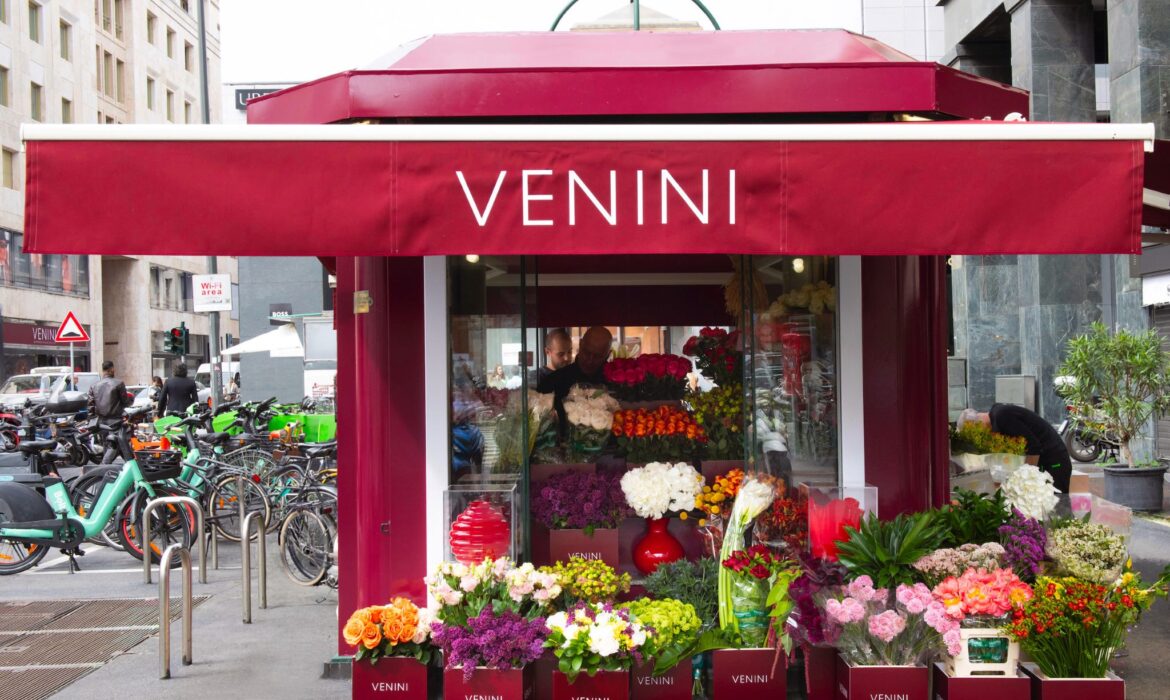 Venini arriva in San Babila: il suo flower shop impreziosisce il centro di Milano