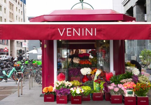 Venini arriva in San Babila: il suo flower shop impreziosisce il centro di Milano
