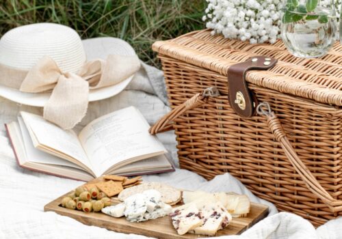 Gli accessori che svoltano il tuo look per un picnic