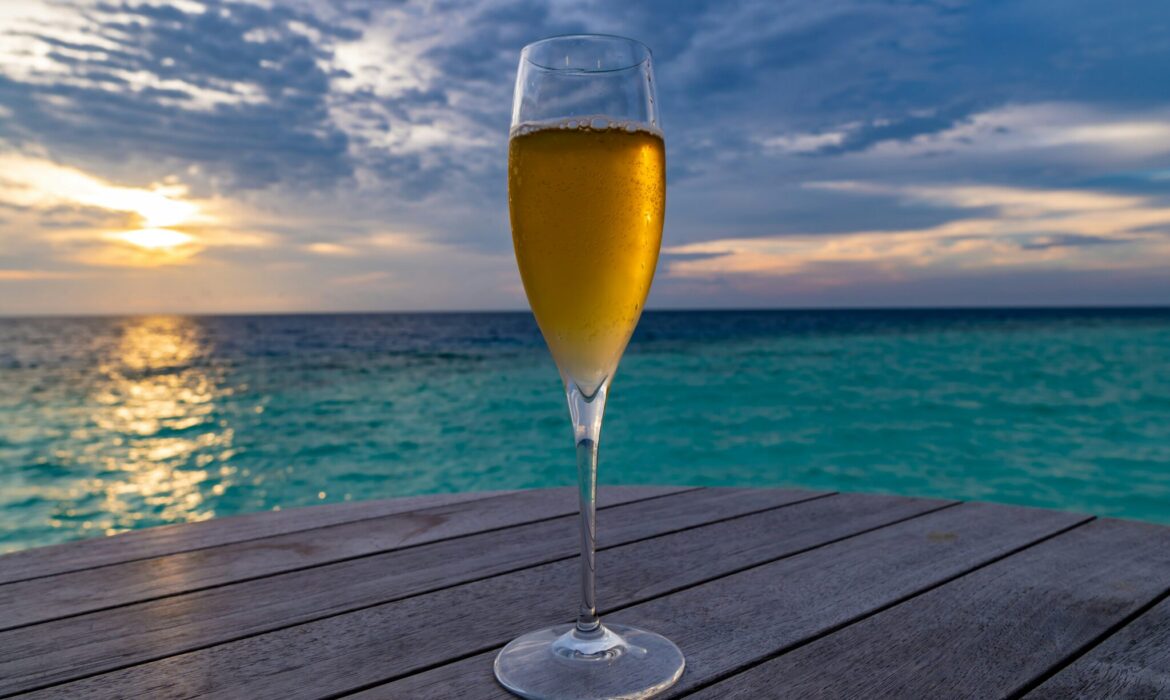 World Cocktail Day 2024: tutti pazzi per i Drink a base Champagne